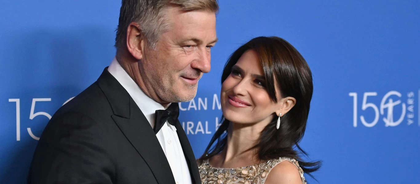 Διεθνώς ρεζίλι η σύζυγος του Άλεκ Μπάλντουιν - Παρίστανε ότι ήταν Ισπανίδα και παραδέχτηκε ότι είναι... λευκή!